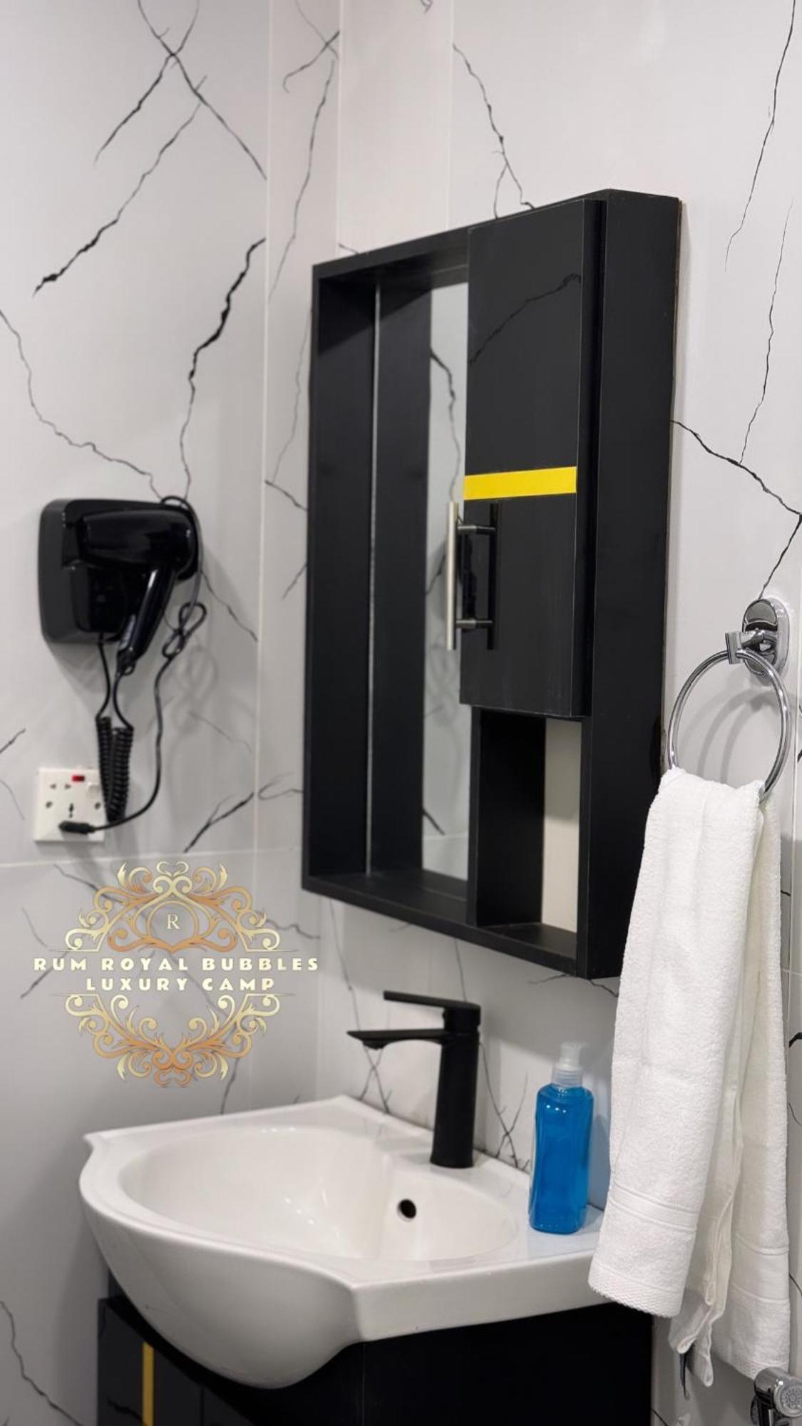 와디럼 Rum Royal Bubbles Luxury Camp 아파트 외부 사진